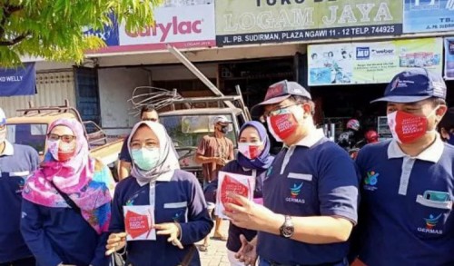 Hari Kesehatan Nasional, Dinkes Ngawi Bagikan Ribuan Masker