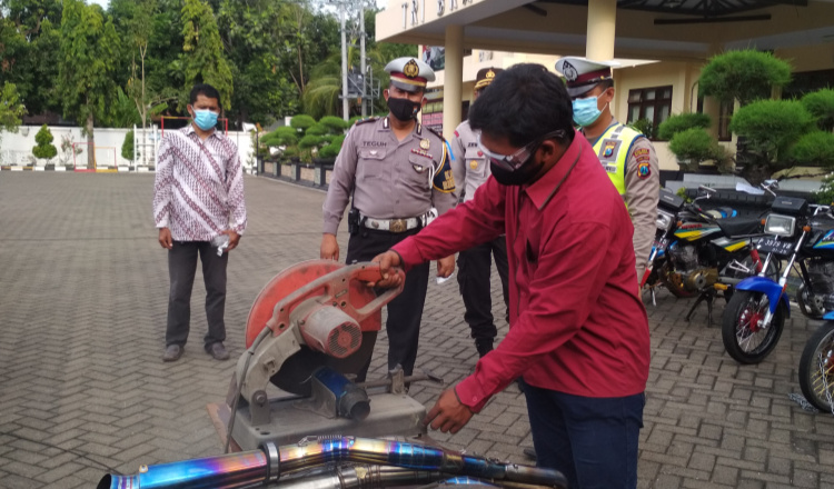 Orang Tua Pelanggar Lalu Lintas Memusnahkan Knalpot Brong Di Hadapan Polisi