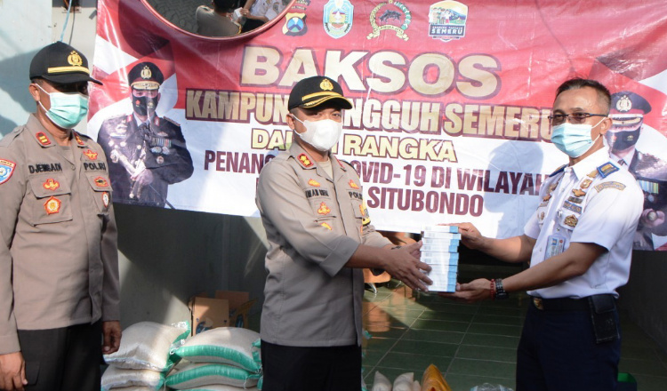 Kunjungi Kampung Tangguh Semeru, Kapolres Situbondo Beri Bantuan Sembako dan Obat Herbal Lian Hua