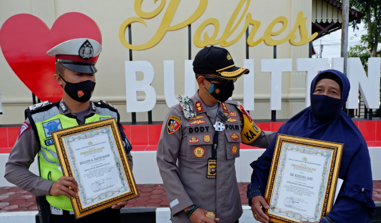 Kapolres Bukittinggi Berikan Penghargaan Kepada Personil Dan Masyarakat 