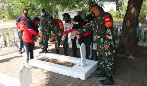 TNI dan Pelajar Gresik Tabur Bunga di TMP Benjeng