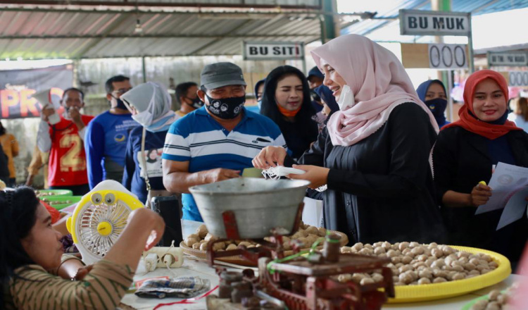 Jaring Aspirasi Pedagang dan Pengunjung, Ipuk Kunjungi Pasar Srono