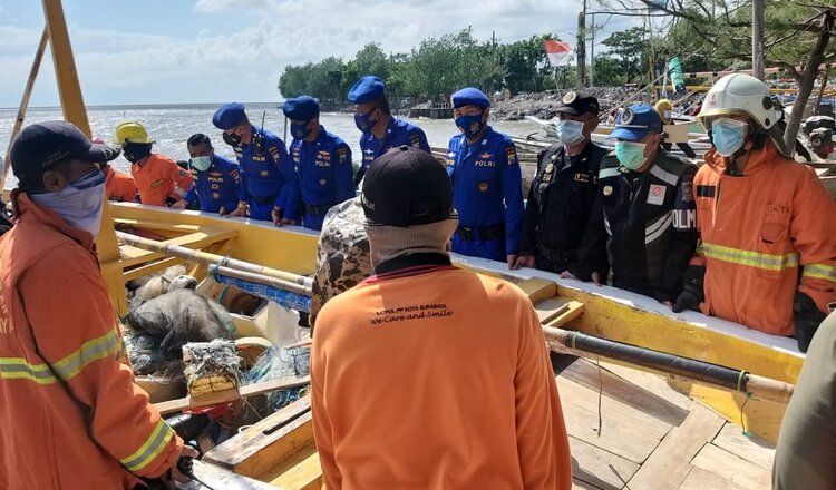 Diterjang Rob, Ditpolair Polda Jatim Bantu Evakuasi Masyarakat