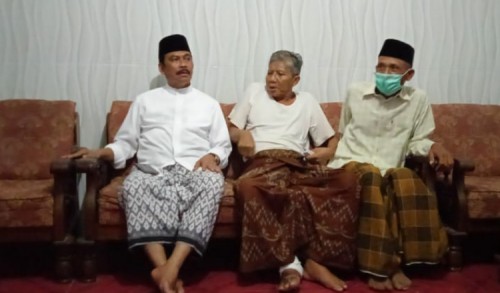 Di Sela Kegiatan, Pak Qosim Sempatkan Jenguk Teman Lama Yang Sakit di Padang Bandung Dukun