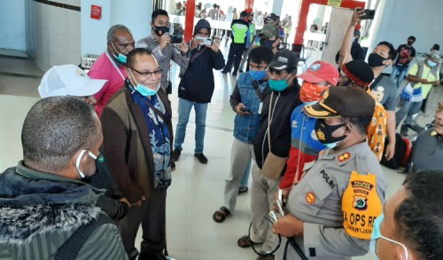 Niat Gelar RDP, Rombongan MRP Diamanakan Di Bandara Wamena