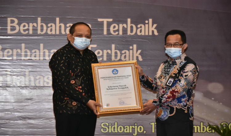 Utamakan Bahasa Indonesia untuk Komunikasi, Pemkab Trenggalek Boyong Penghargaan 
