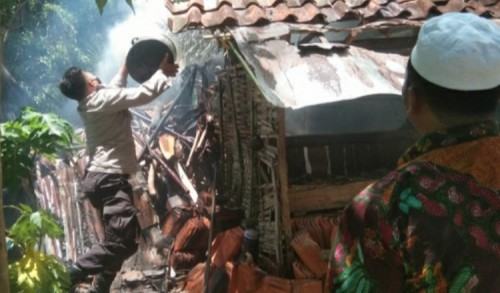 Kapolsek Kadur Pamekasan Bantu Padamkan Api Kandang Sapi Warga yang Terbakar