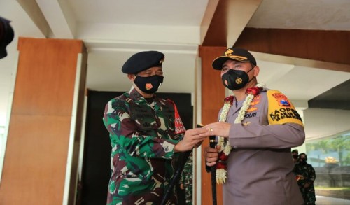 Lepas Kapolda Jatim, Pangdam V Brawijaya Sematkan Cincin 