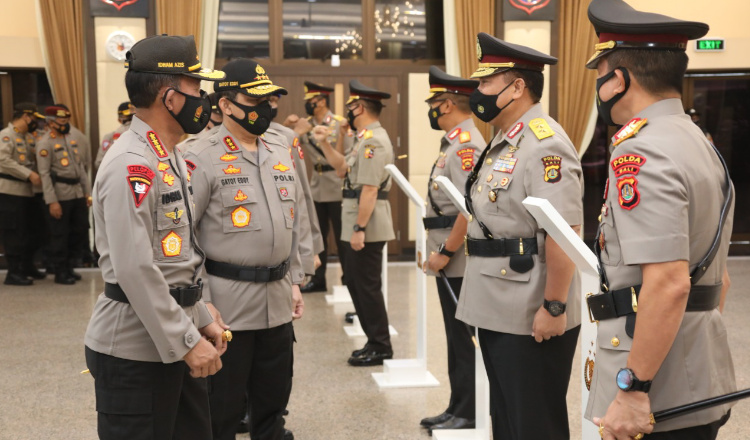 Lantik Delapan Kapolda, Kapolri Tekankan Netralitas dan Prokes