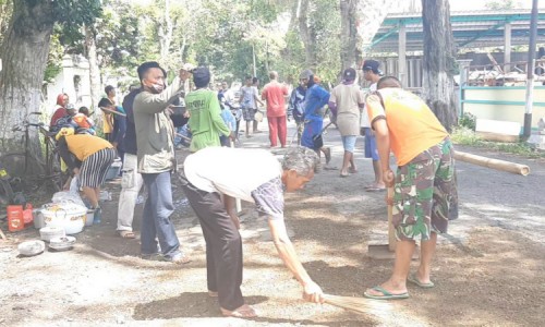 Puluhan Warga Kompak Perbaiki Jalan Rusak Bondowoso Tamanan, Pakai Dana Swadaya