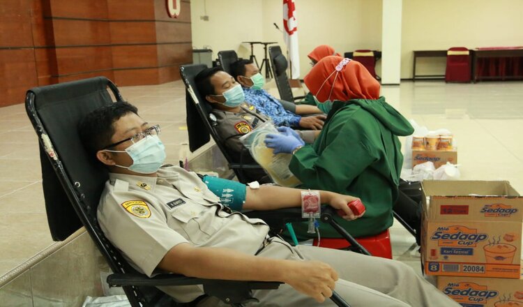 HUT KORPRI ke-49, PNS Polda Jatim Adakan Donor Darah