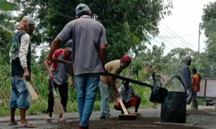 Perbaikan Jalan Rusak Tamanan Bondowoso Sampai di Desa Pejagan