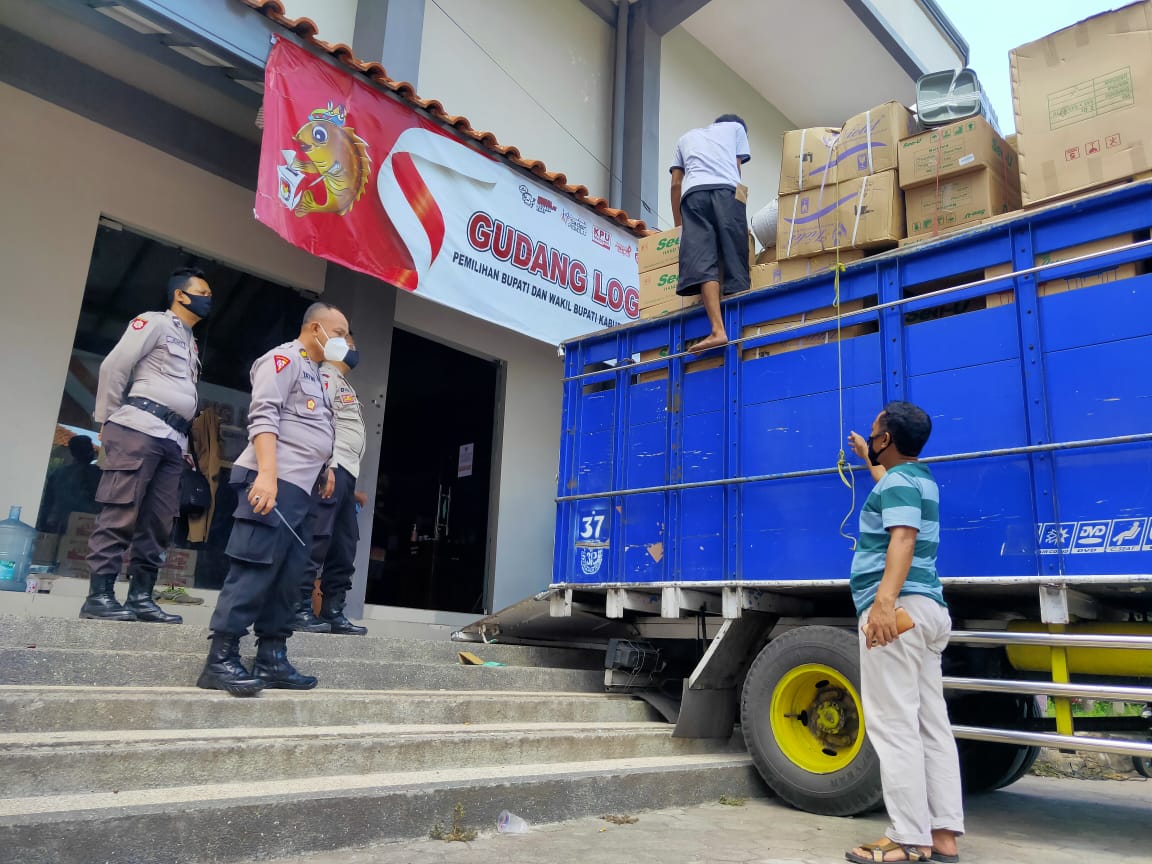 KPU Distribusikan Logistik APD ke PPK se Kabupaten Situbondo 