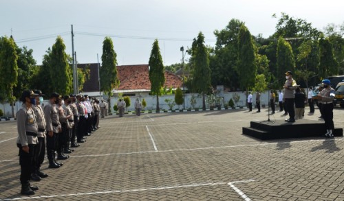 Kapolres Situbondo, Pastikan Keamanan Logistik Pilkada