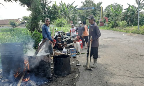 Demi Bekerja Perbaiki Jalan Rusak Tamanan Bondowoso, Sahri Rela Tinggalkan Profesinya Sebagai Buruh Tani