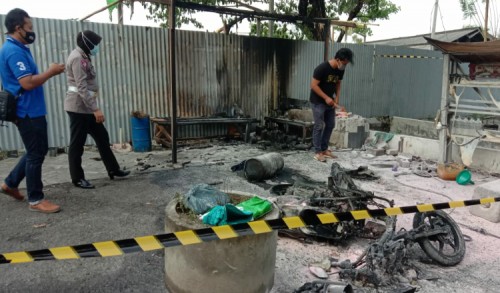 Tambal Ban di Gresik Meledak, Satu Motor Hangus Terbakar