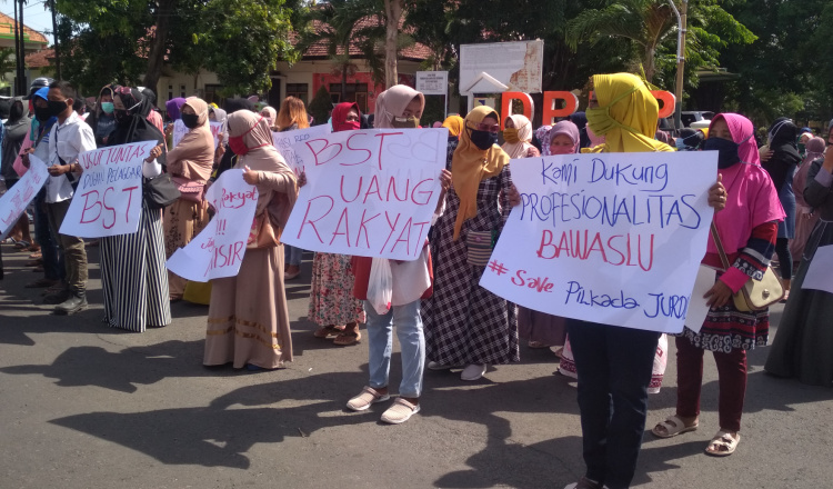 Ratusan Masyarakat Datangi Kantor Bawaslu 