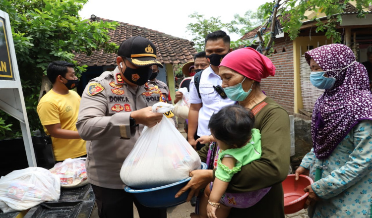 Sambangi Warga Kalipuro, Mobil Kemanusiaan Polres Mojokerto Bagikan 1000 Kg Beras