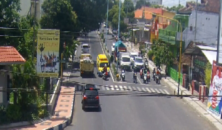 Detik-detik Ambulans Lawan Arus Tabrak Pemotor di Banyuwangi