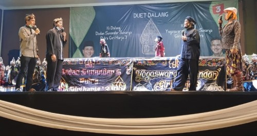 Jelang Pilbup Bandung, 63 Ribu Pasang Mata Pendukung Paslon Bedas Saksikan Pertunjukan Wayang Golek 