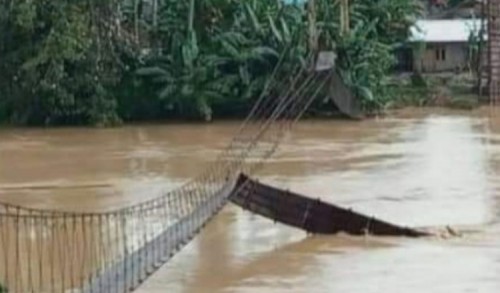 Diguyur Hujan Deras Semalaman, Satu Jembatan Gantung di Merangin Putus