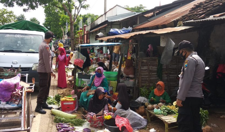 Cegah Penyebaran Covid-19, Polisi di Pamekasan Blukusan ke Pasar Tradisional