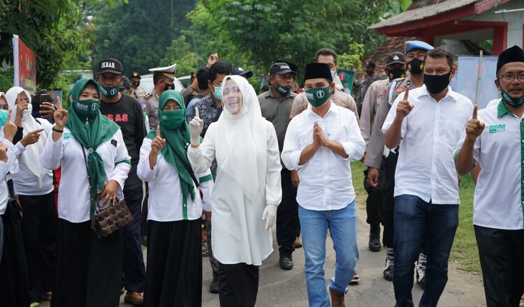 Kunjungi 3 Desa Zona 1, Ikfina Fahmawati dan Gus Barra Kampanye Bersama