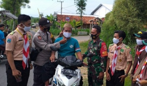 Antisipasi Penyebaran Covid-19, TNI Polri di Pamekasan Bagikan Masker Gratis