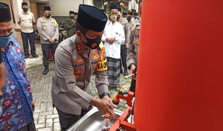 Kunjungi Ponpes Tangguh, Kapolda Jatim Mencuci Tangan Sebagai Protokol Kesehatan