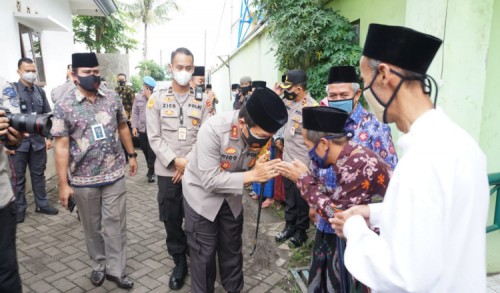 Sebagai Putra Daerah Asli, Kunjungan Kapolda Jatim Disambut Langsung oleh KH Marzuqi Mustamar