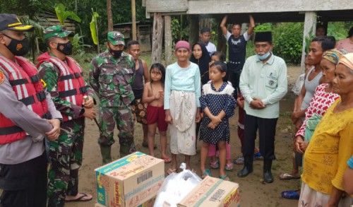 TNI-Polri Berikan Bantuan Kepada Masyarakat Merangin Yang Terdampak Banjir