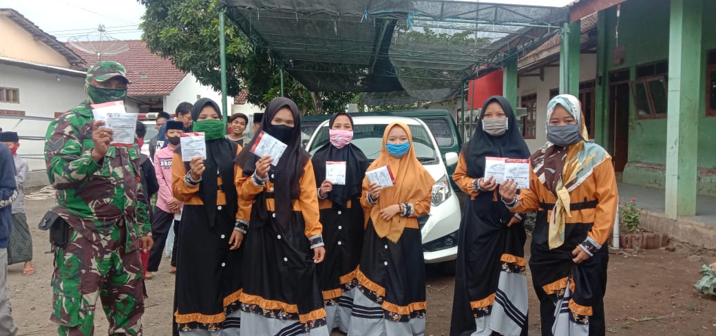 Peringati HKN, Babinsa Wonorejo Bersama Petugas PKM Banyuputih Bagikan Masker