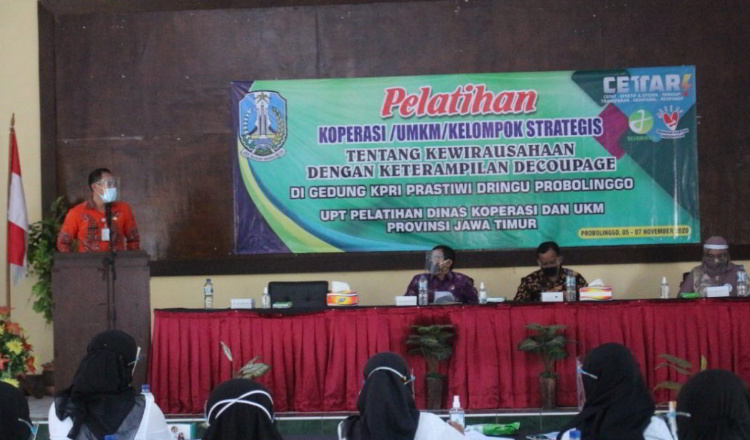 Puluhan UMKM Terdampak Covid-19 Dilatih Kewirausahaan dan Keterampilan Decoupage