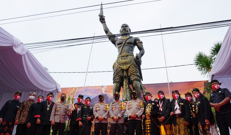 Disambut Cucuk Lampah, Kapolda Jatim Meresmikan Monumen Patung Patih Gajah Mada