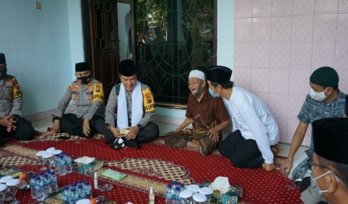 Silahturahmi dengan Pengasuh Ponpes Salafiyyah AL-Misbar, Kapolda Jatim Meminta Doa Restu Dalam Memimpin Jatim
