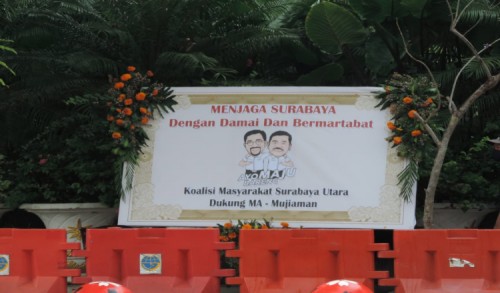 Relawan MAJU Turut Kirim Karangan Bunga 'Bela Bu Risma' di Balai Kota Surabaya
