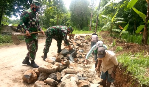 Cegah Banjir, TNI dan Warga di Gresik Bangun Saluran Air