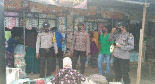 Pastikan Masyarakat Terapkan Protokol Kesehatan, Polisi di Pamekasan Kunjungi Pasar Tradisional