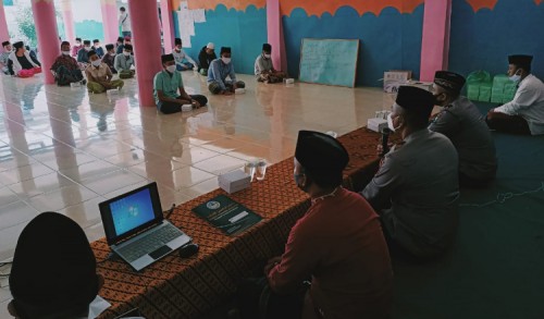 Polisi di Pamekasan Ajak Santri Bijak Bermedia Sosial