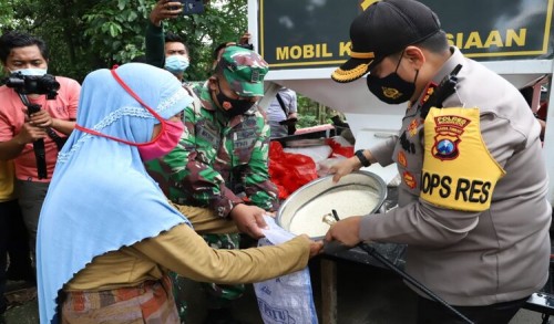 Peduli Warga Terdampak Covid-19, Polres Mojokerto Bagikan Beras 1 Ton