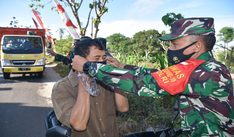 Danrem 082/CPYJ Turun Langsung Bagikan Masker di Bojonegoro