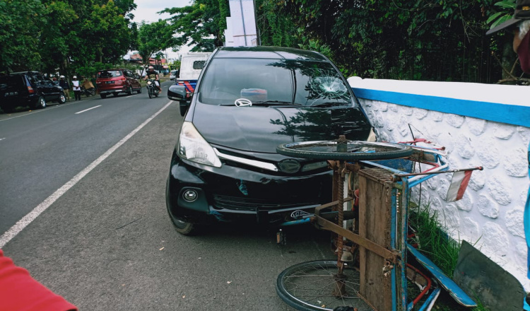 Diseruduk Xenia Oleng, Tukang Becak di Banyuwangi Tewas