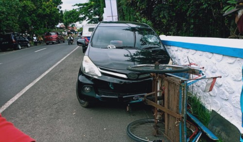 Diseruduk Xenia Oleng, Tukang Becak di Banyuwangi Tewas