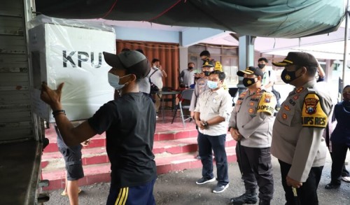 Bersama Polres dan Polresta Mojokerto, Penyelenggara Pilkada Berangkatkan Distribusi Logistik Kotak Suara