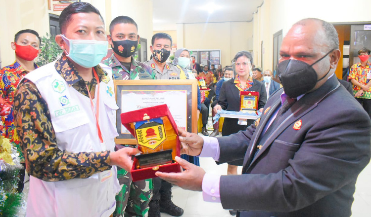 Pemda Puncak Jaya Beri Penghargaan Kepada Gereja dan Pejuang Pencegahan Covid-19