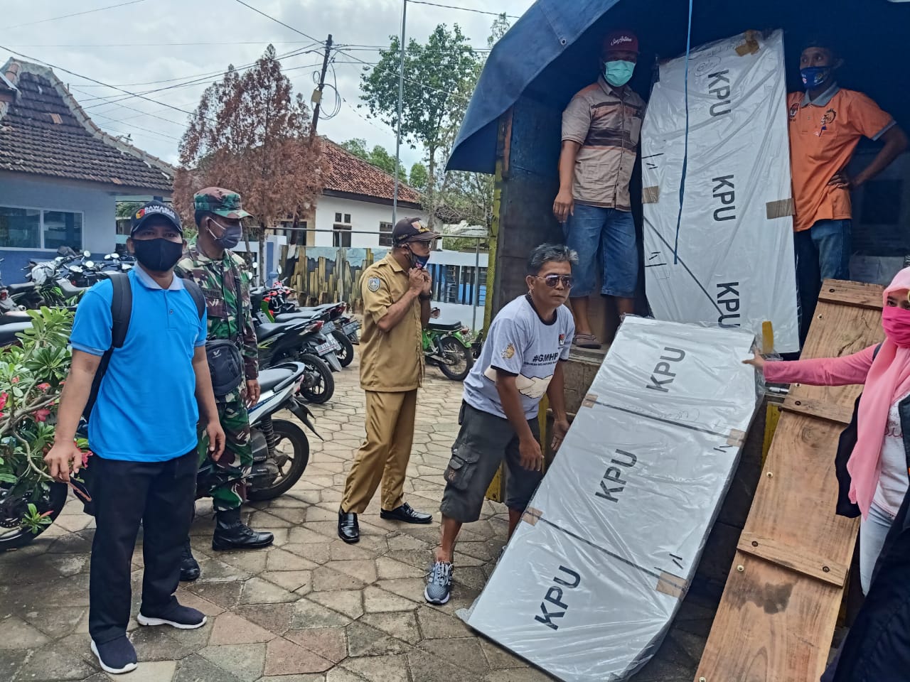 Koramil 0823/10 Arjasa Ikut Kawal Logistik Pilkada