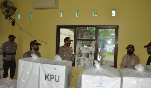 Kapolres Situbondo bersama Ketua Bawaslu Cek Logistik Pilkada di PPK
