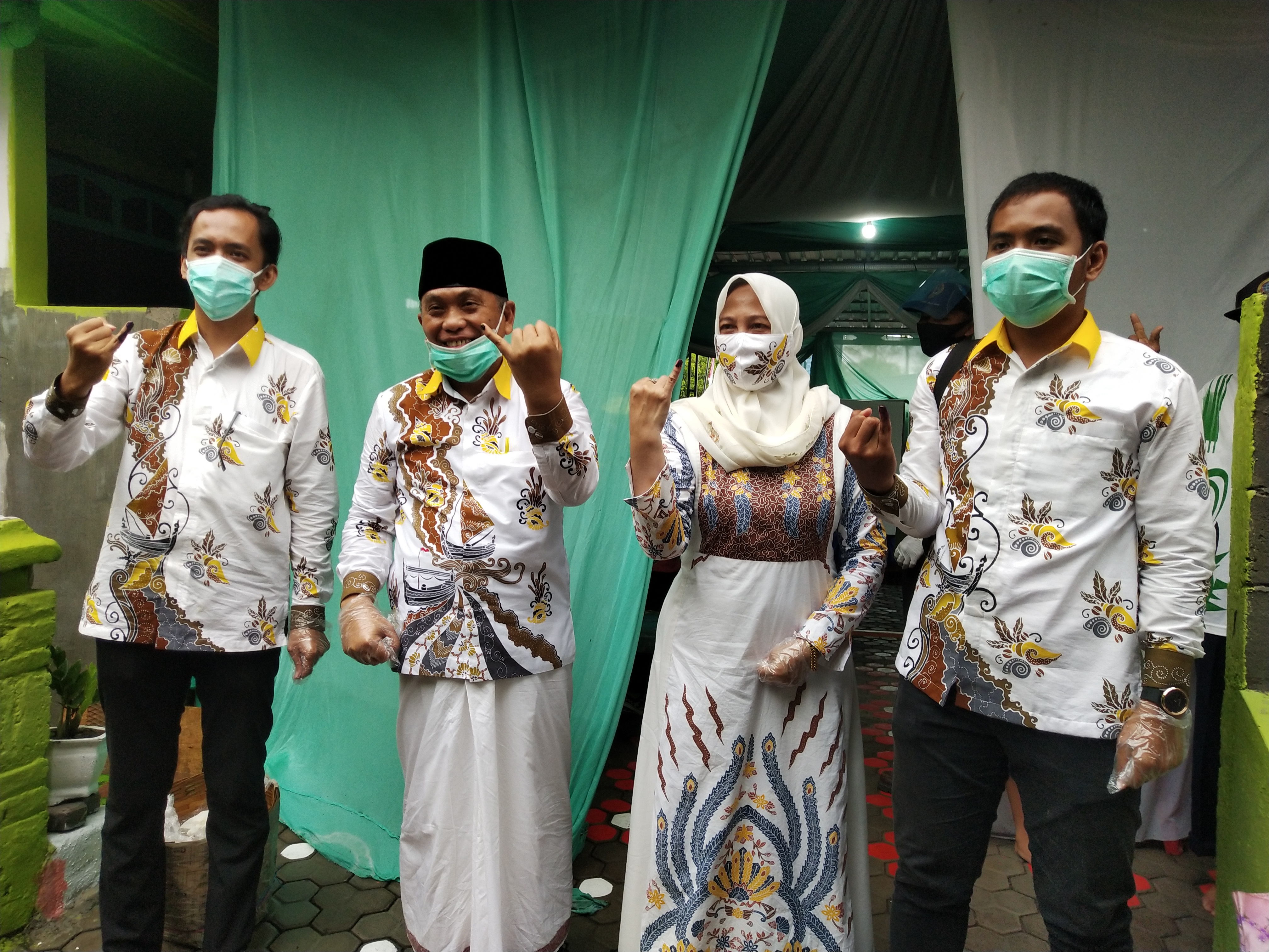 Didampingi Keluarga, Cabup Yoyok Mulyadi Jalan Kaki Nyoblos di TPS 5