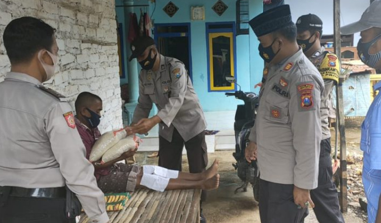 Dari Pintu ke Pintu, Polisi di Pamekasan Distribusikan Bantuan Warga Terdampak Covid-19