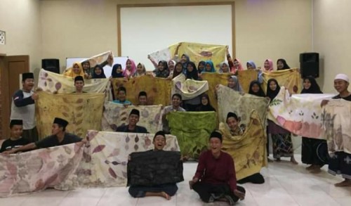 Perkumpulan Hidora Bina Santri Ponpes Al-Adalah Membuat Batik Ecoprint